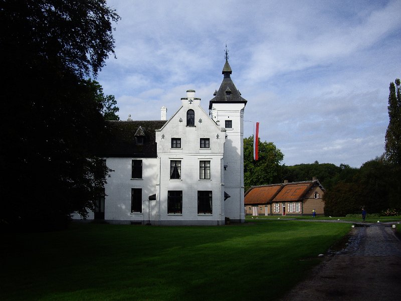 IMGP3577.JPG - Het kasteel. De vaandel in de kleuren van de familie Speeckaert hang uit.