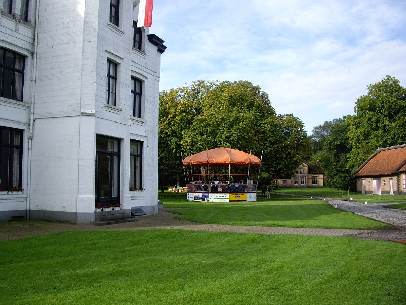 IMGP3579.JPG - De kiosk rechts van het kasteel.