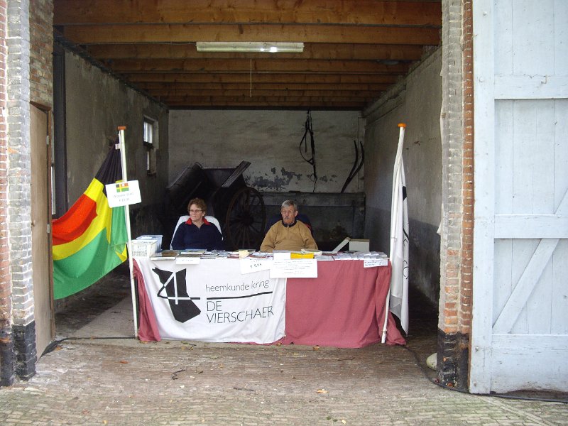 IMGP3581.JPG - Rene en zijn vrouw Adrienne als altijd present met hun heemkundige boekenkraam.