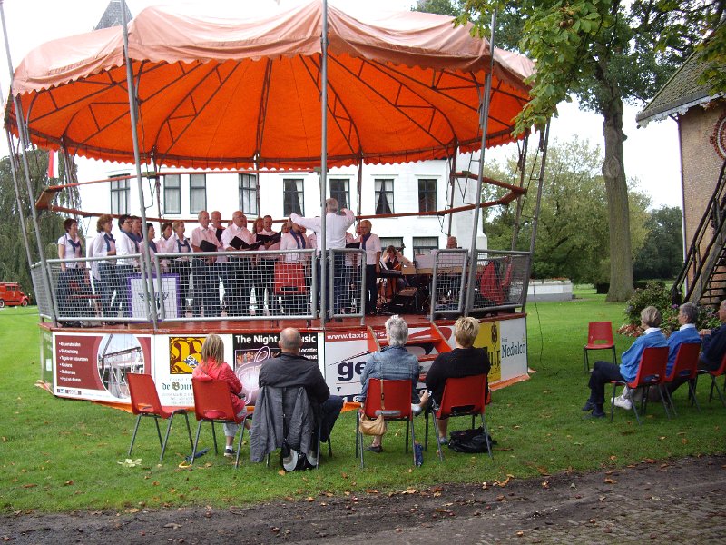 IMGP3586.JPG - Serene klanken uit de kiosk...